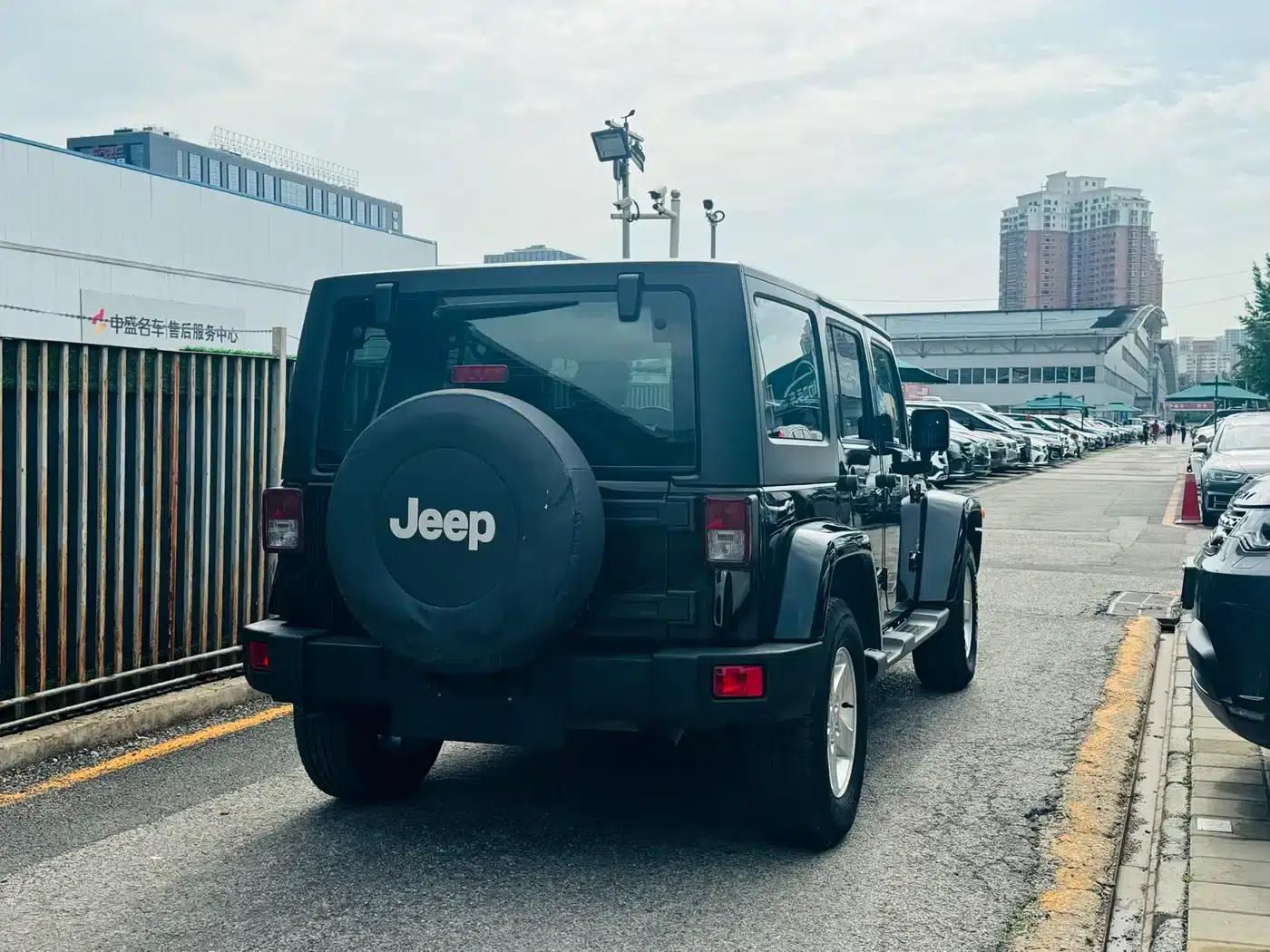 2012 Jeep Wrangler 3.6L Sahara 4-Door — миниатюра 6