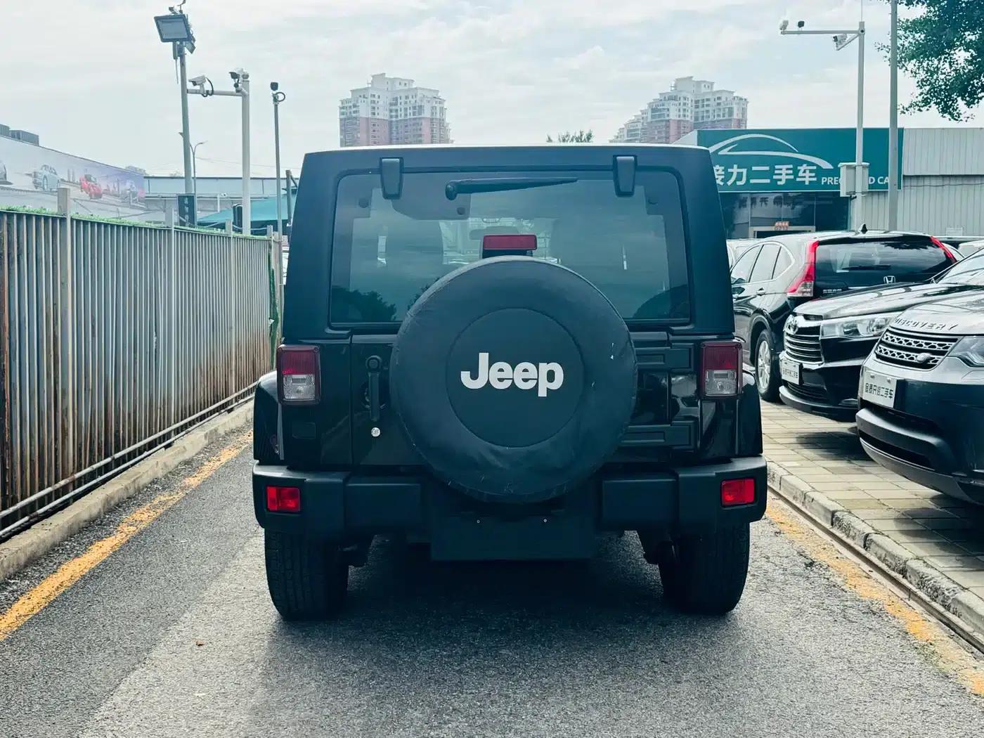 2012 Jeep Wrangler 3.6L Sahara 4-Door — миниатюра 7