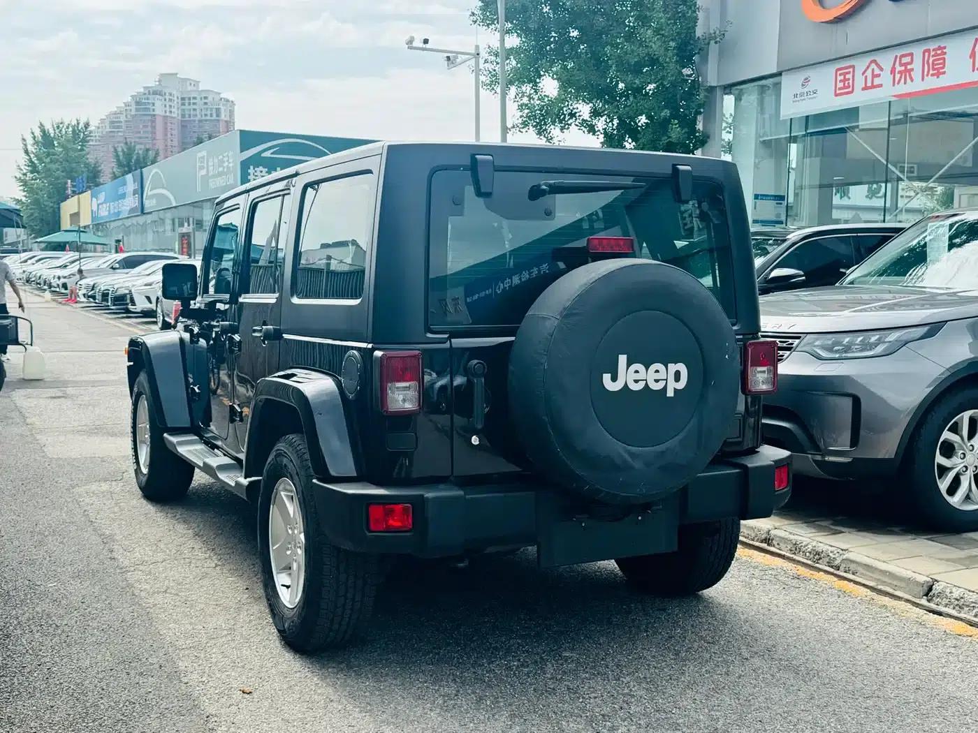 2012 Jeep Wrangler 3.6L Sahara 4-Door — миниатюра 8