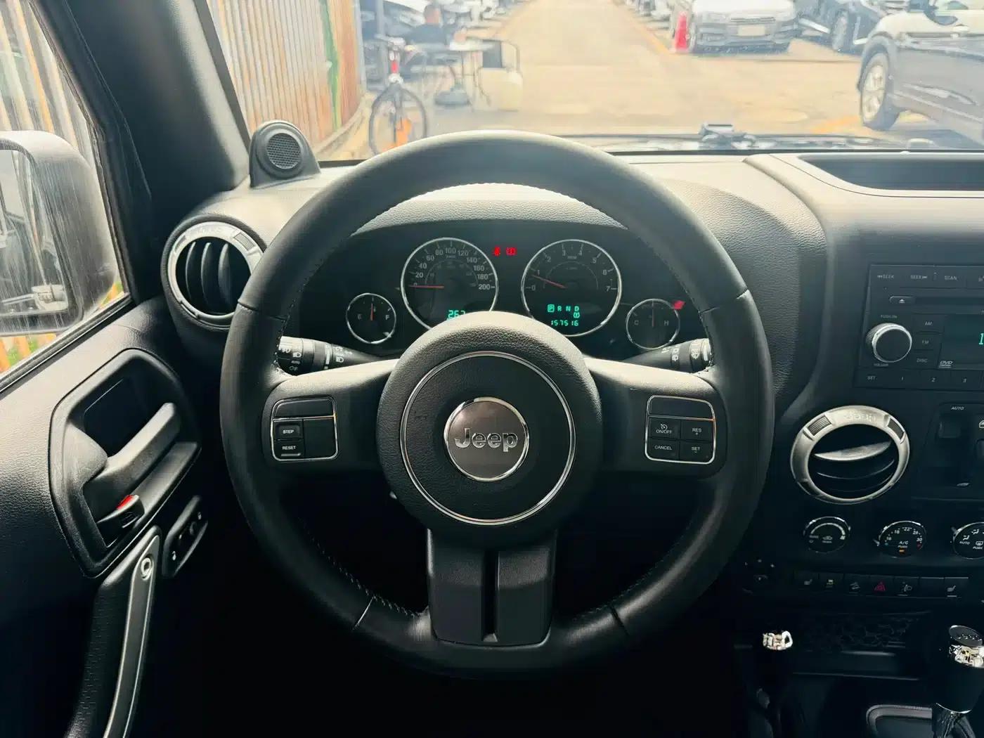 2012 Jeep Wrangler 3.6L Sahara 4-Door — миниатюра 9