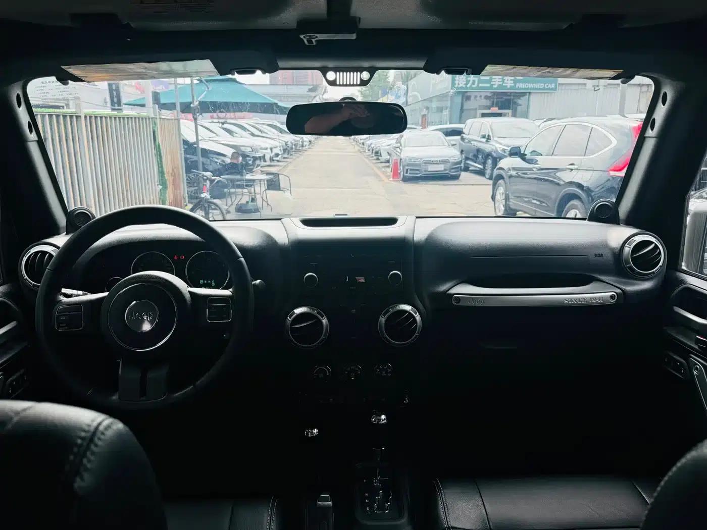 2012 Jeep Wrangler 3.6L Sahara 4-Door — миниатюра 10