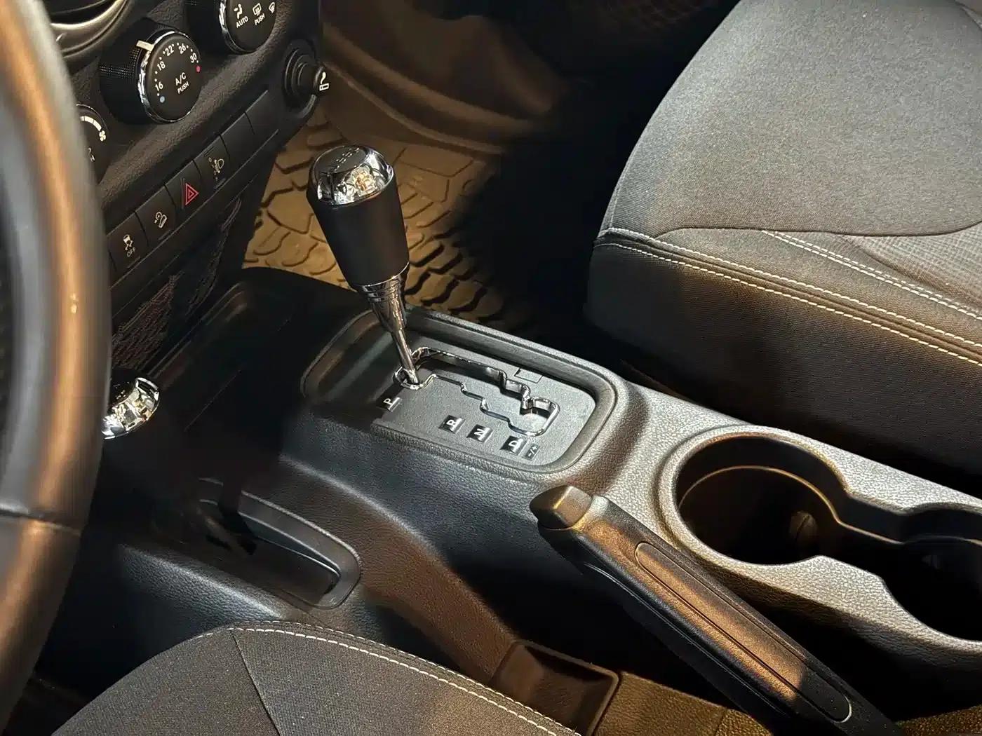 2015 Jeep Wrangler 2.8TD Sahara 4-Door — миниатюра 11