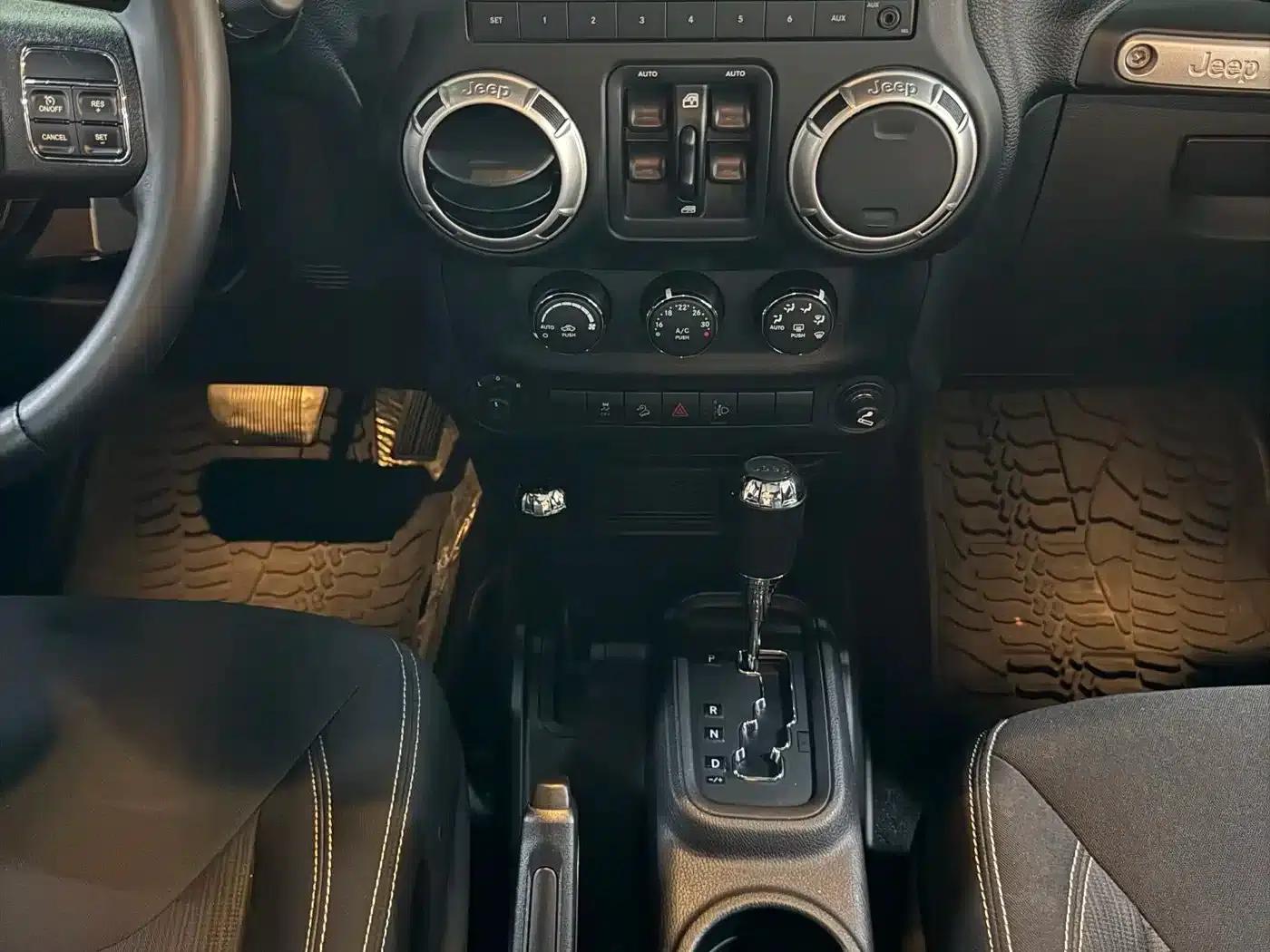 2015 Jeep Wrangler 2.8TD Sahara 4-Door — миниатюра 12