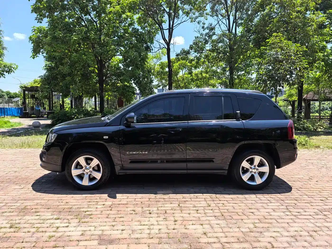 2014 Jeep Compass Imported Model 2.4L 4WD Luxury Edition — миниатюра 3