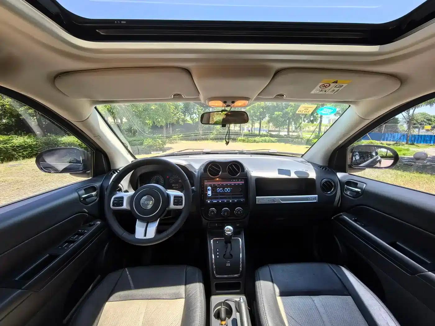 2014 Jeep Compass Imported Model 2.4L 4WD Luxury Edition — миниатюра 8