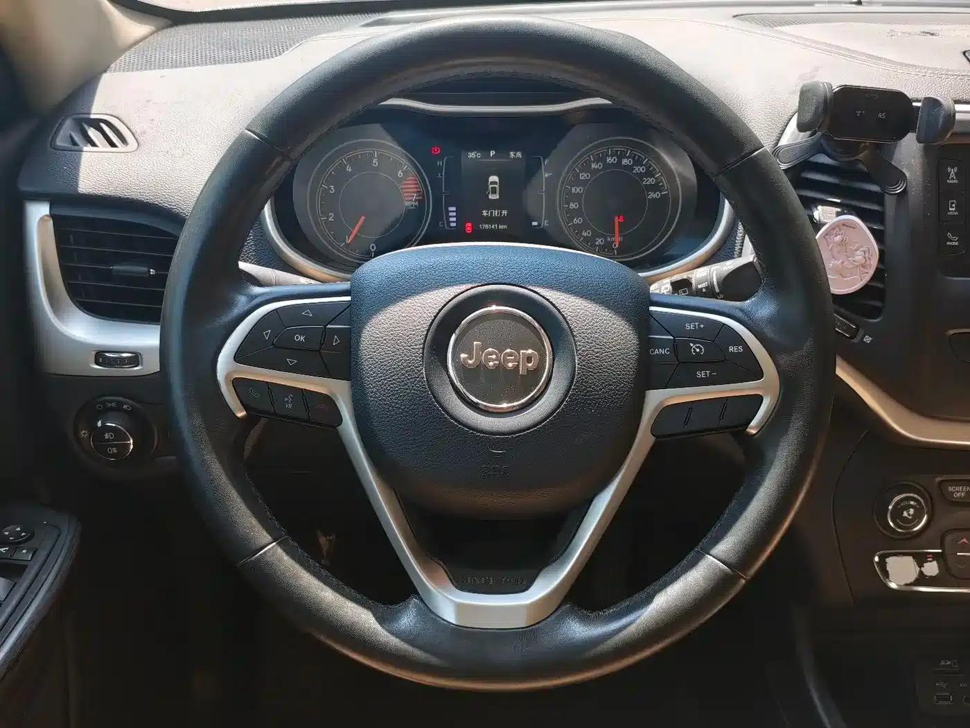 Jeep Cherokee 2016 2.4L Leading Edition — миниатюра 8