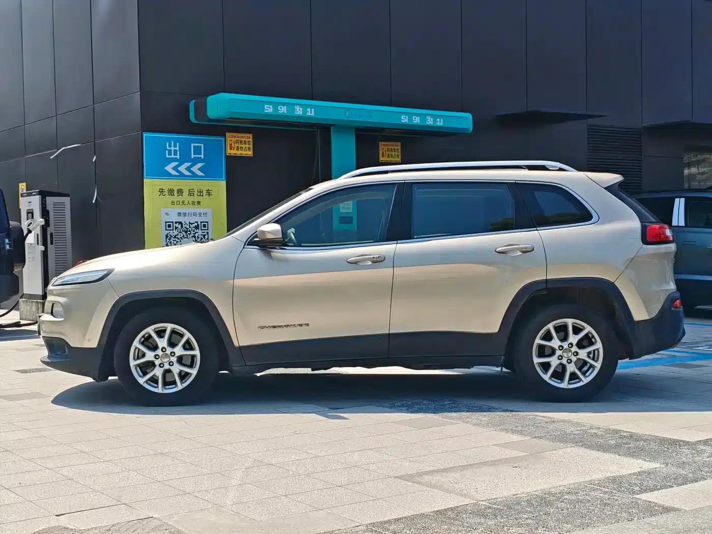 Jeep Cherokee 2016 2.4L Leading Edition — миниатюра 9