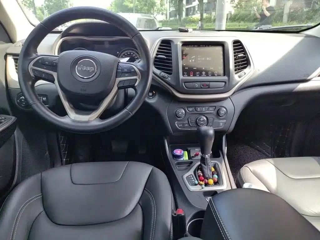 Jeep Cherokee 2016 2.4L Leading Intelligent Edition — миниатюра 5