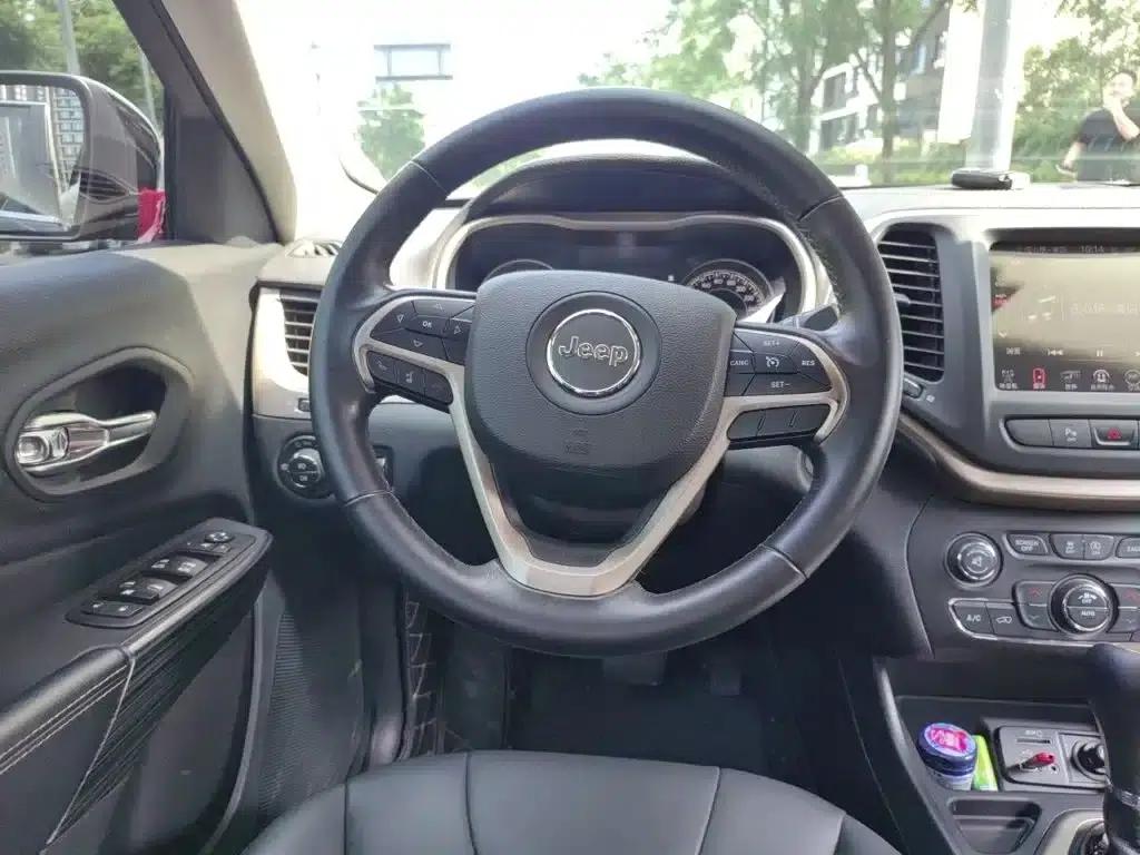 Jeep Cherokee 2016 2.4L Leading Intelligent Edition — миниатюра 6