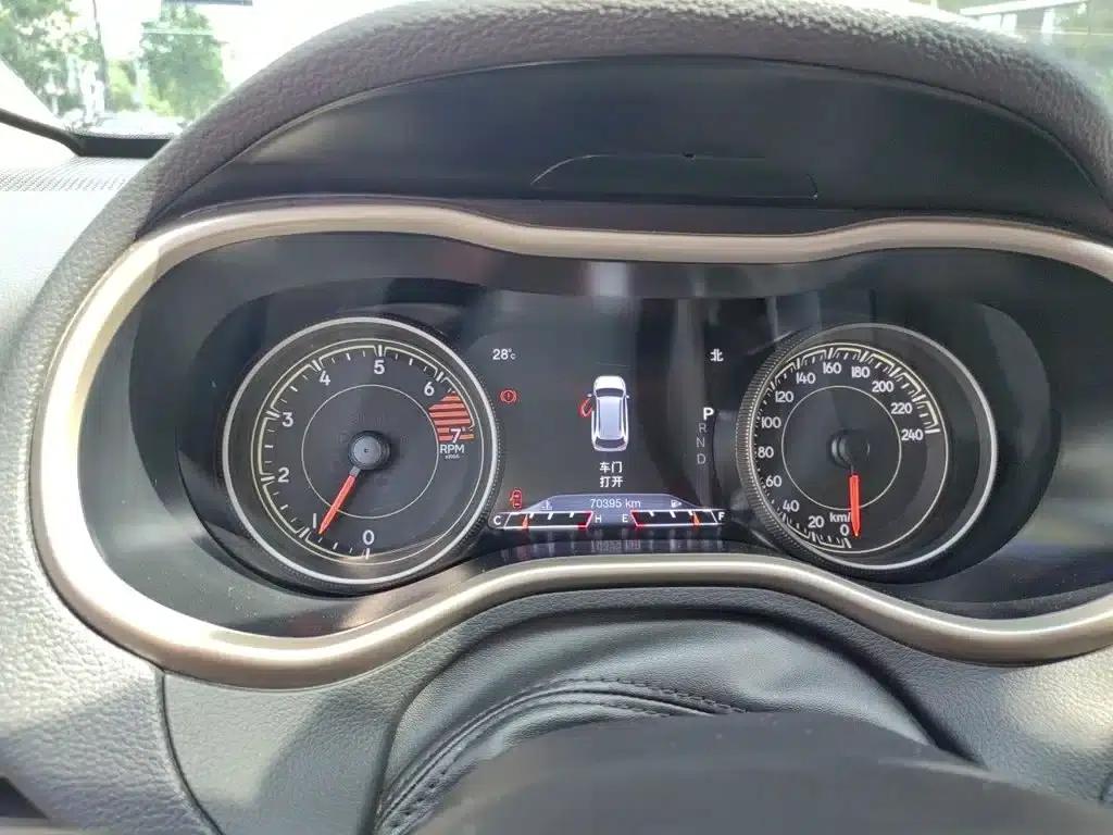 Jeep Cherokee 2016 2.4L Leading Intelligent Edition — миниатюра 7