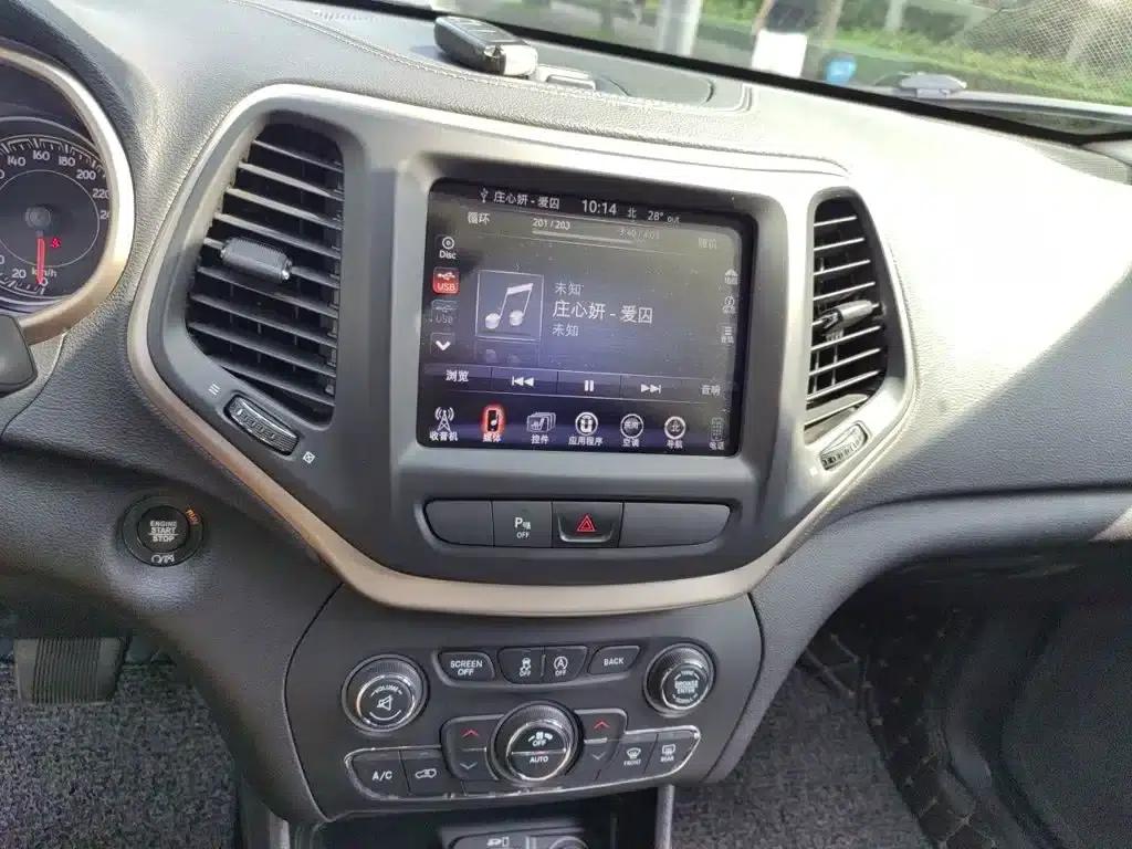 Jeep Cherokee 2016 2.4L Leading Intelligent Edition — миниатюра 9