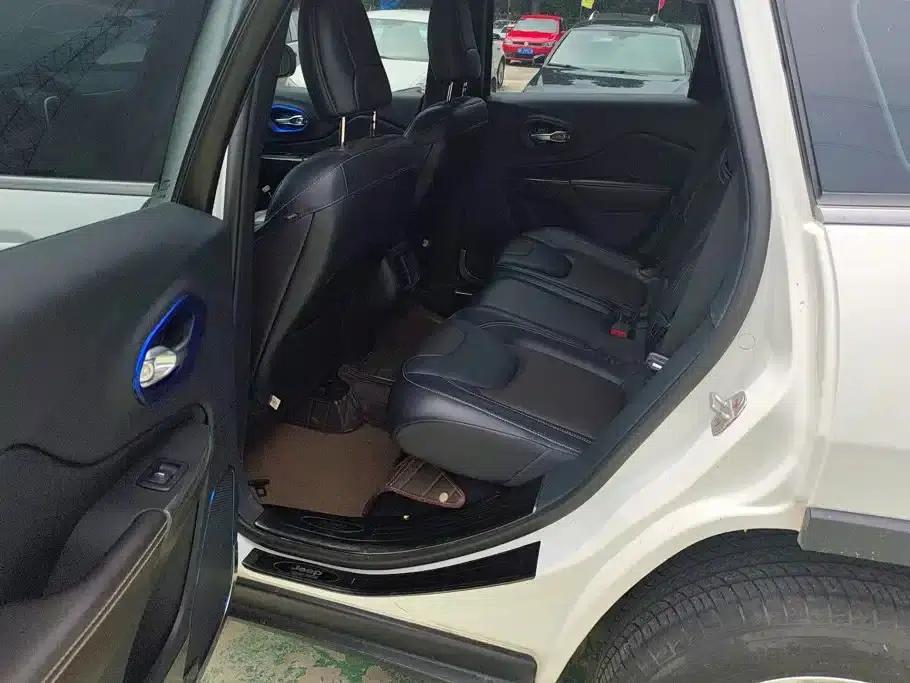 Jeep Cherokee 2016 2.4L Professional Smart Edition — миниатюра 11