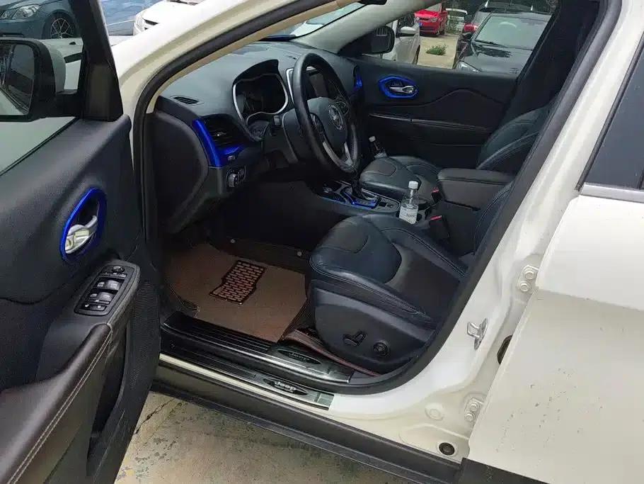Jeep Cherokee 2016 2.4L Professional Smart Edition — миниатюра 13