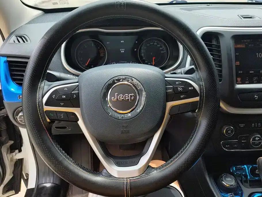 Jeep Cherokee 2016 2.4L Professional Smart Edition — миниатюра 14