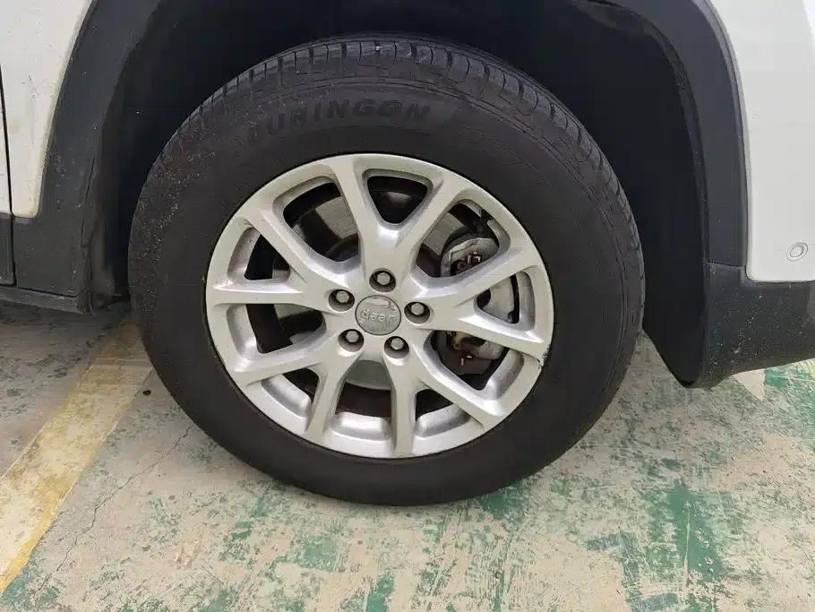 Jeep Cherokee 2016 2.4L Professional Smart Edition — миниатюра 6