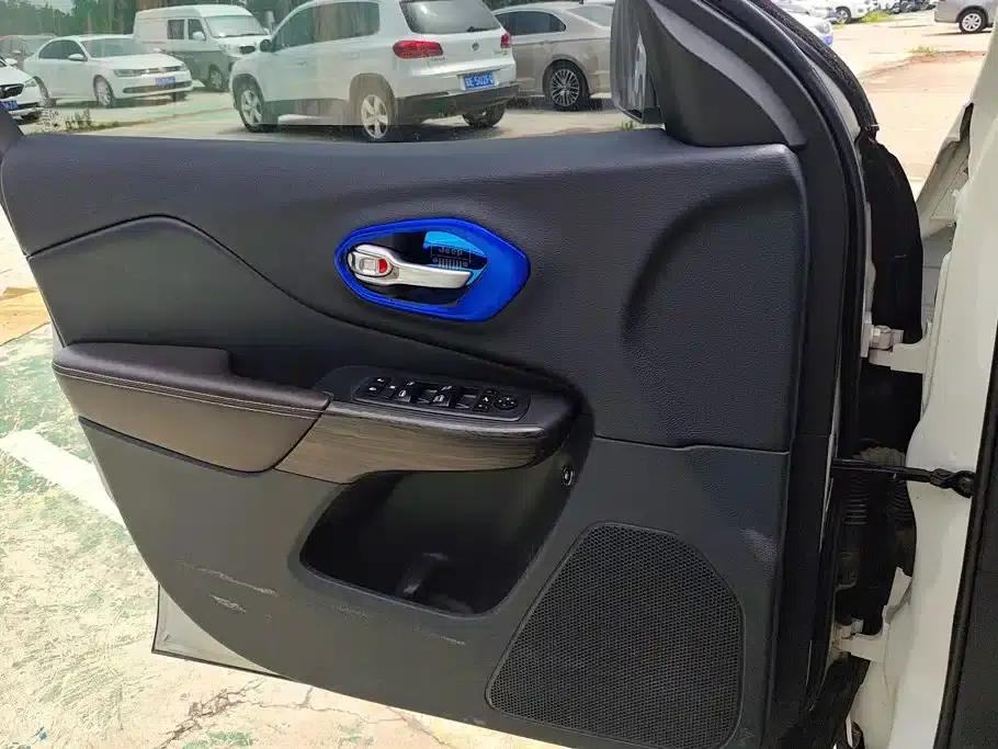 Jeep Cherokee 2016 2.4L Professional Smart Edition — миниатюра 7
