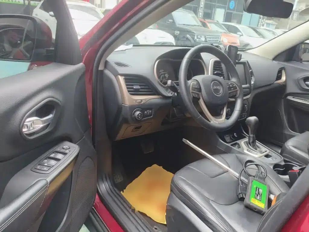 Jeep Cherokee 2016 2.0L Premium Edition — миниатюра 12