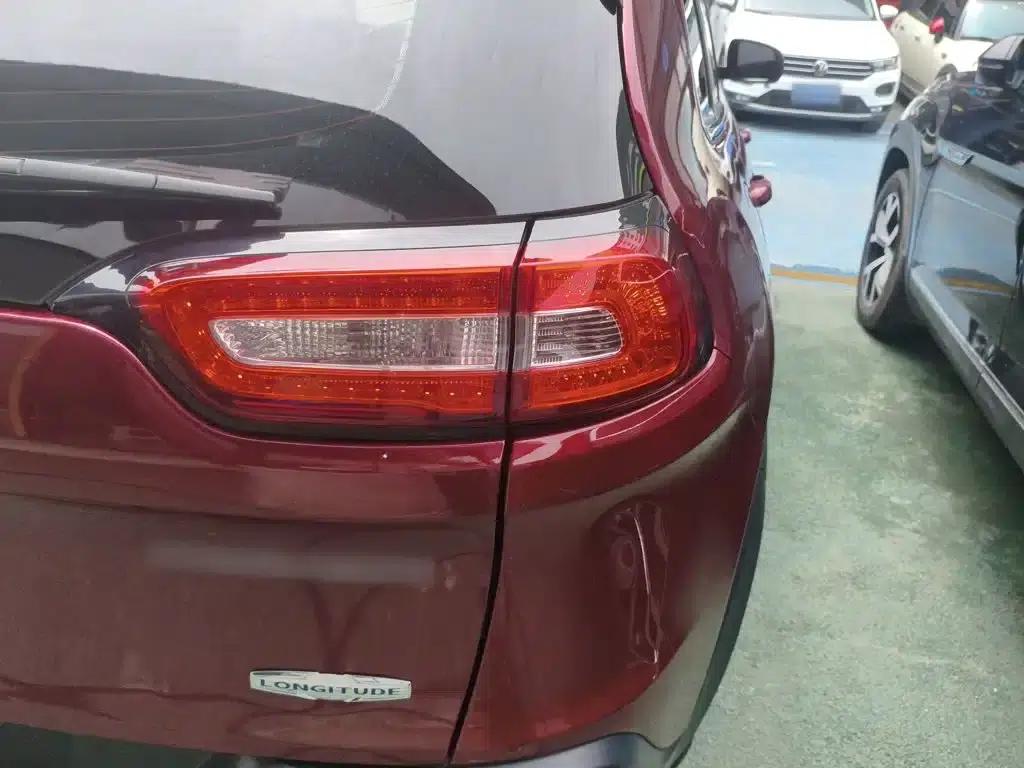 Jeep Cherokee 2016 2.0L Premium Edition — миниатюра 24
