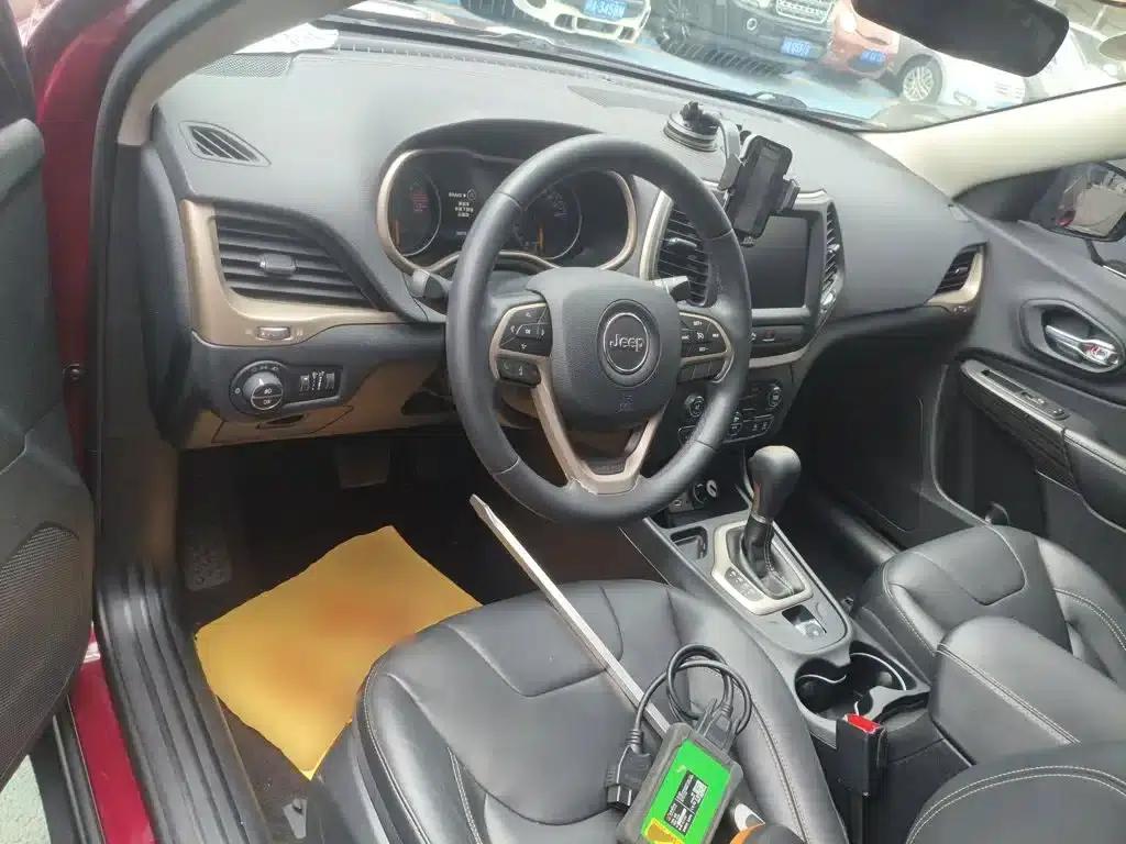 Jeep Cherokee 2016 2.0L Premium Edition — миниатюра 6