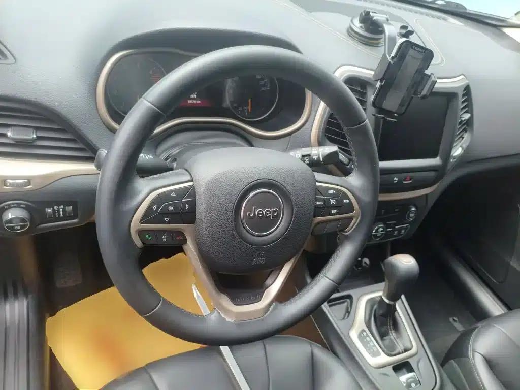Jeep Cherokee 2016 2.0L Premium Edition — миниатюра 7