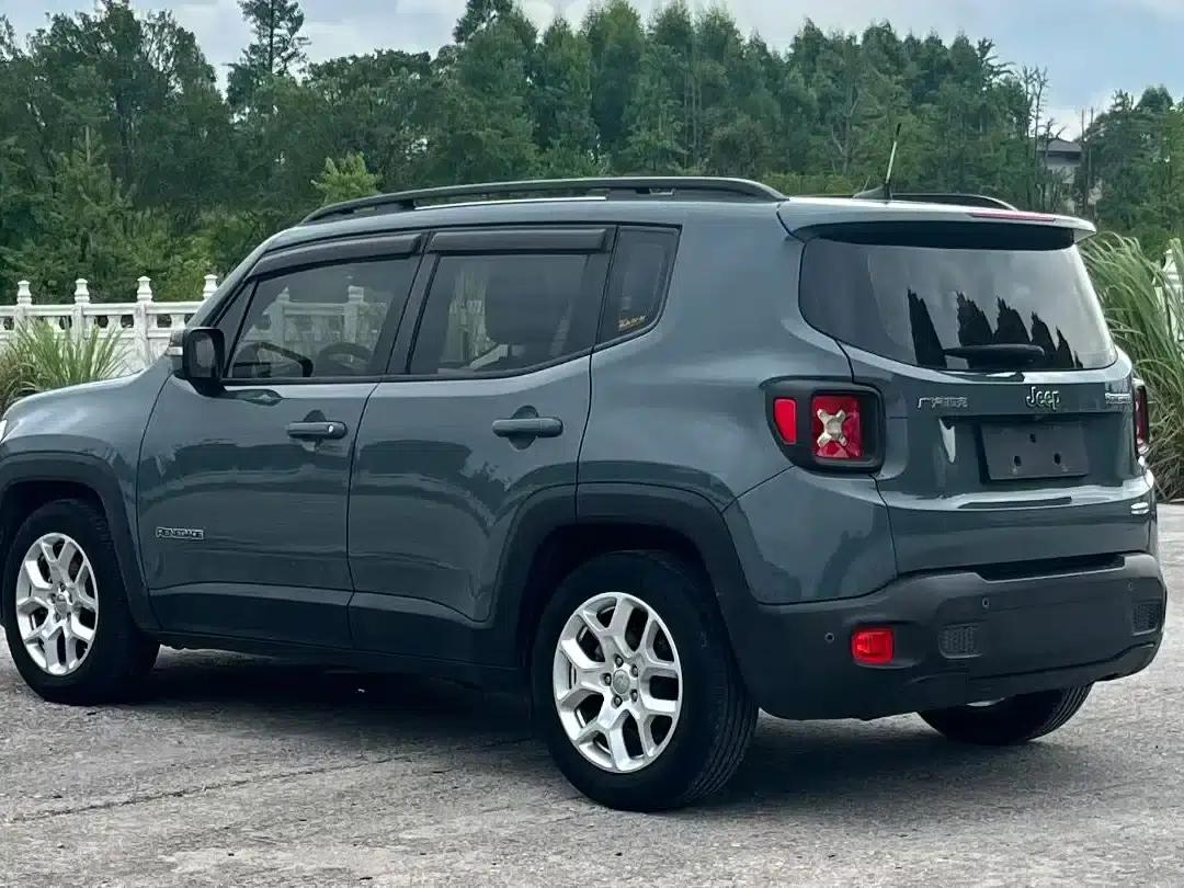 Jeep Renegade 2016 1.4T Automatic Performance Edition — миниатюра 6