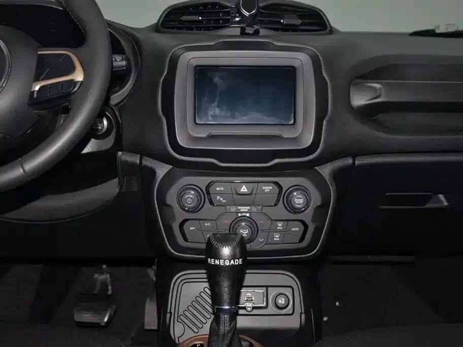 Jeep Renegade 2018 Connected Large Screen Edition 180T Automatic Power Edition — миниатюра 11