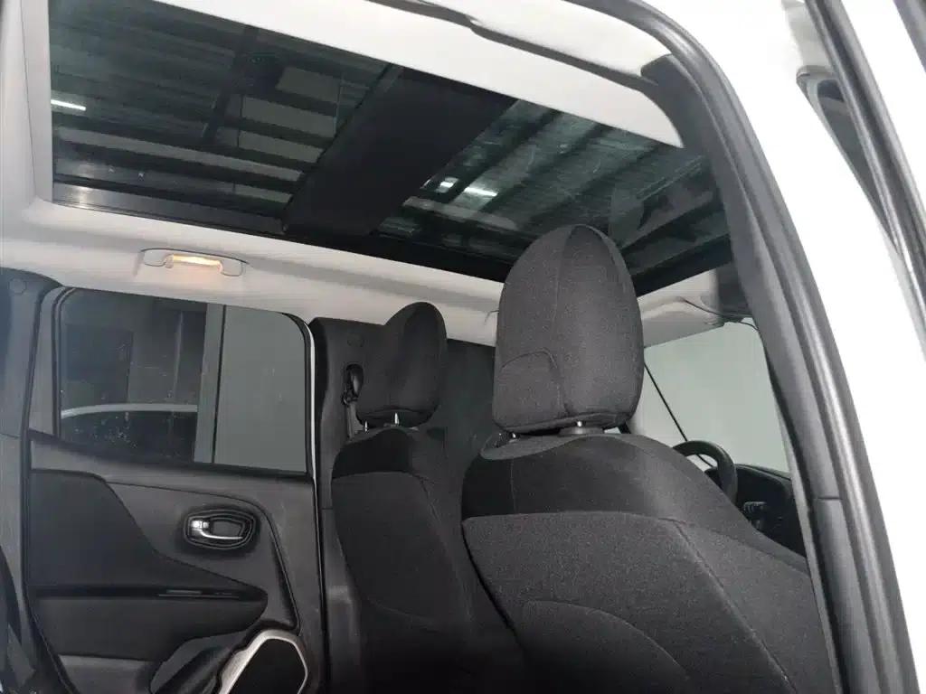 Jeep Renegade 2018 Connected Large Screen Edition 180T Automatic Power Edition — миниатюра 14