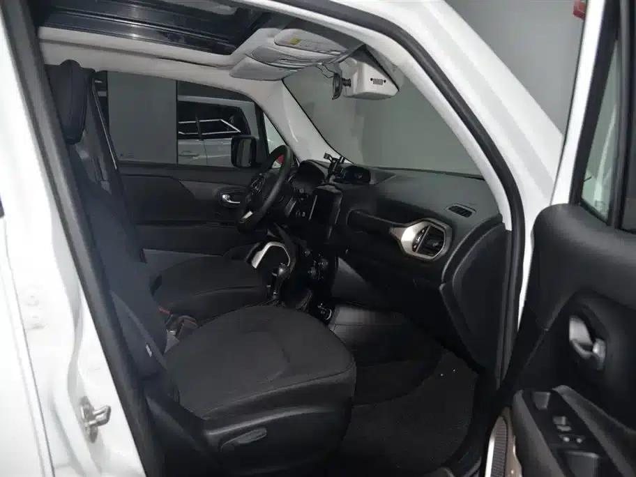 Jeep Renegade 2018 Connected Large Screen Edition 180T Automatic Power Edition — миниатюра 15