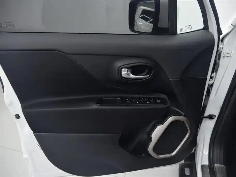 Jeep Renegade 2018 Connected Large Screen Edition 180T Automatic Power Edition — миниатюра 6