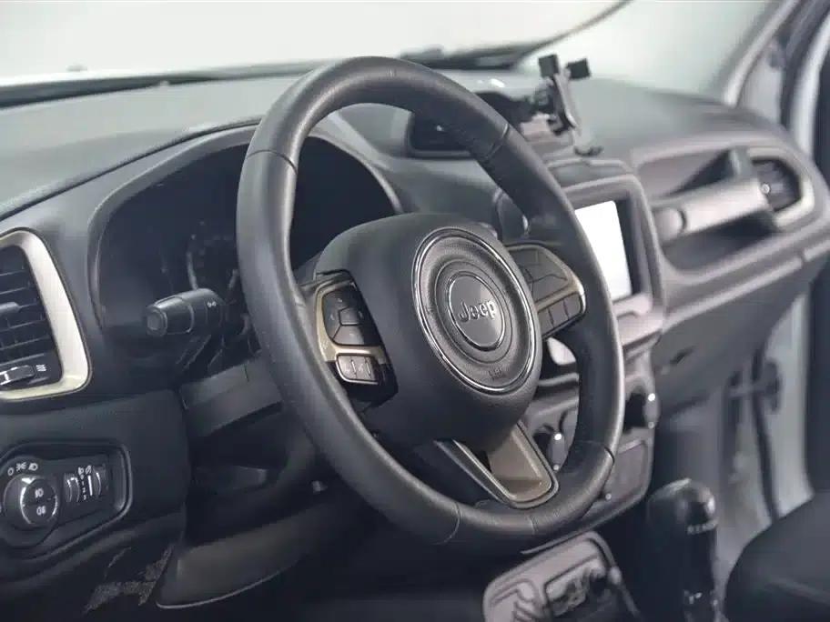Jeep Renegade 2018 Connected Large Screen Edition 180T Automatic Power Edition — миниатюра 7