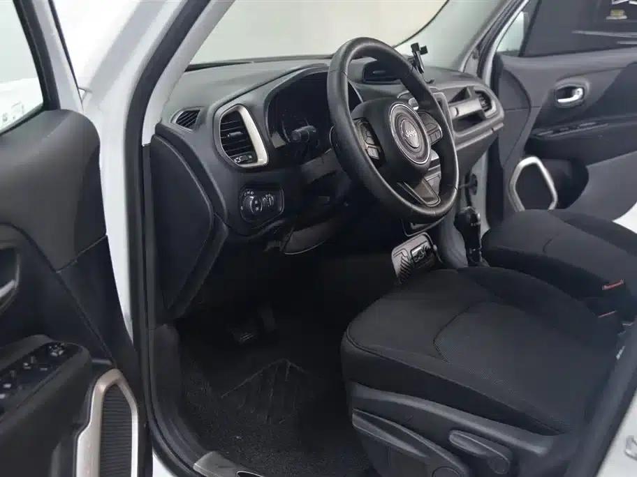 Jeep Renegade 2018 Connected Large Screen Edition 180T Automatic Power Edition — миниатюра 8