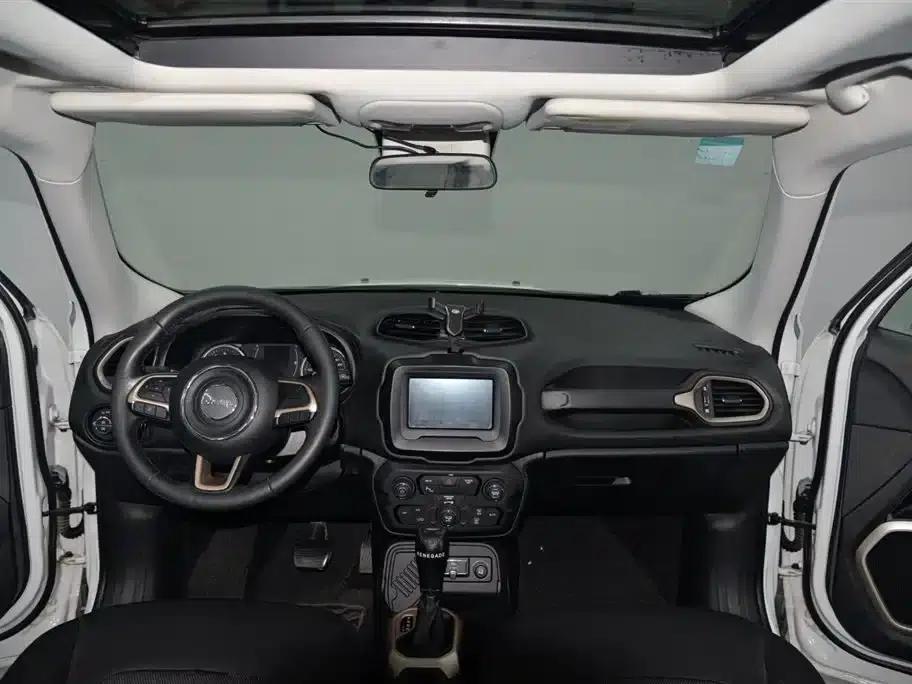 Jeep Renegade 2018 Connected Large Screen Edition 180T Automatic Power Edition — миниатюра 9