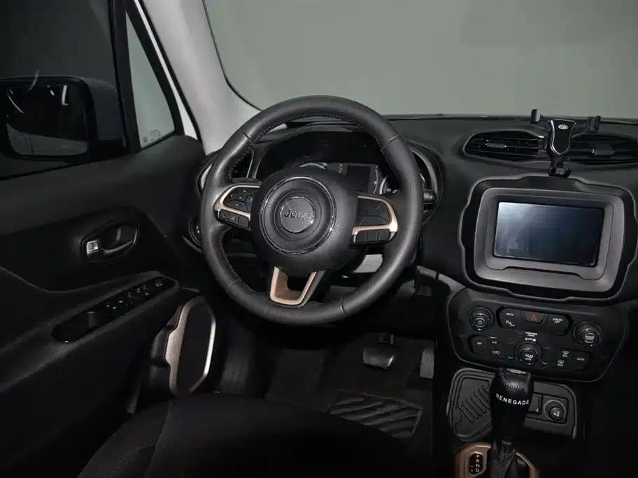 Jeep Renegade 2018 Connected Large Screen Edition 180T Automatic Power Edition — миниатюра 10