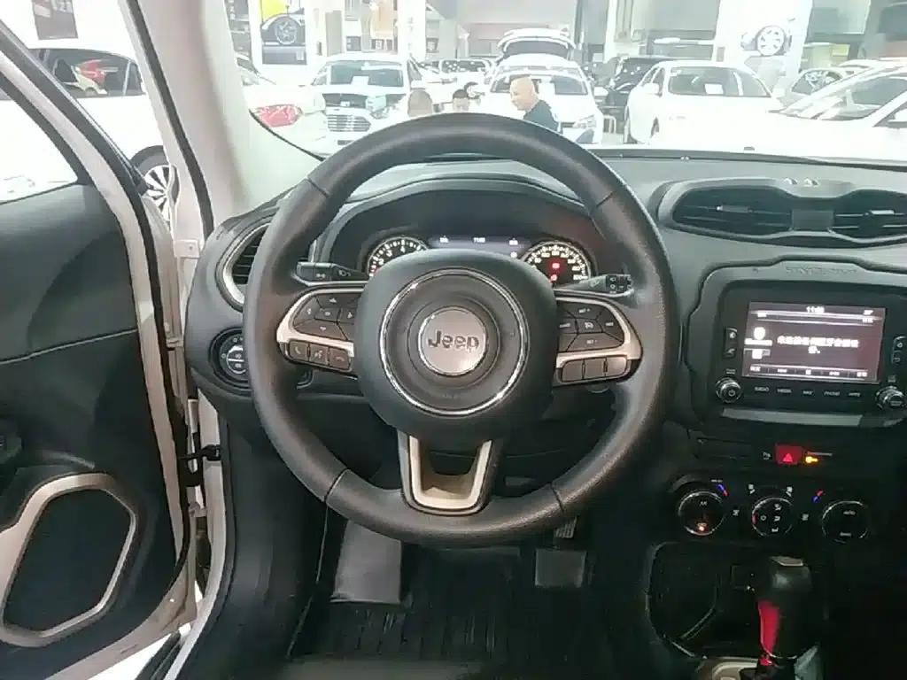 Jeep Renegade 2016 1.4T Automatic Performance Edition+ — миниатюра 11