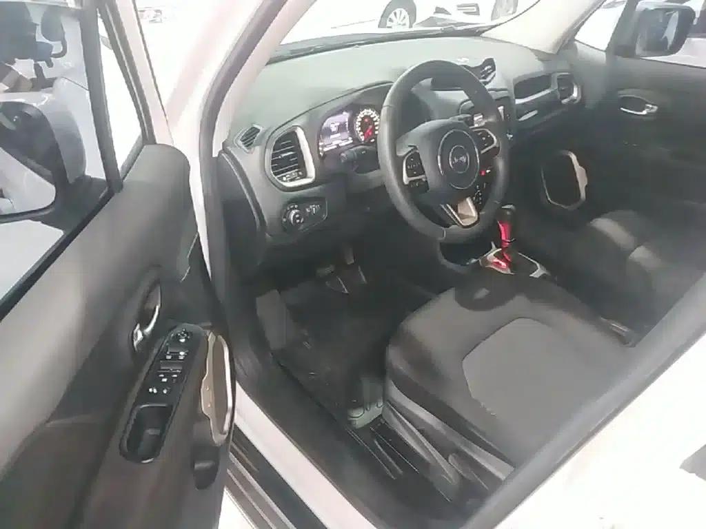 Jeep Renegade 2016 1.4T Automatic Performance Edition+ — миниатюра 16