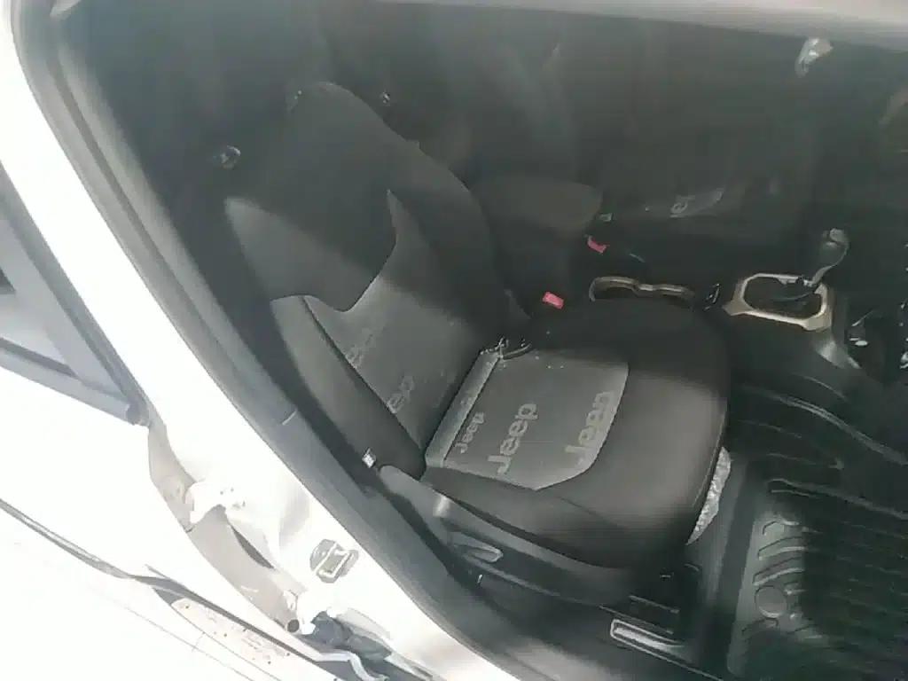 Jeep Renegade 2016 1.4T Automatic Performance Edition+ — миниатюра 25