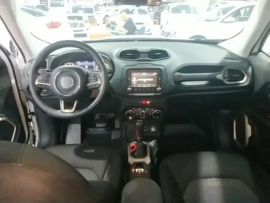 Jeep Renegade 2016 1.4T Automatic Performance Edition+ — миниатюра 10