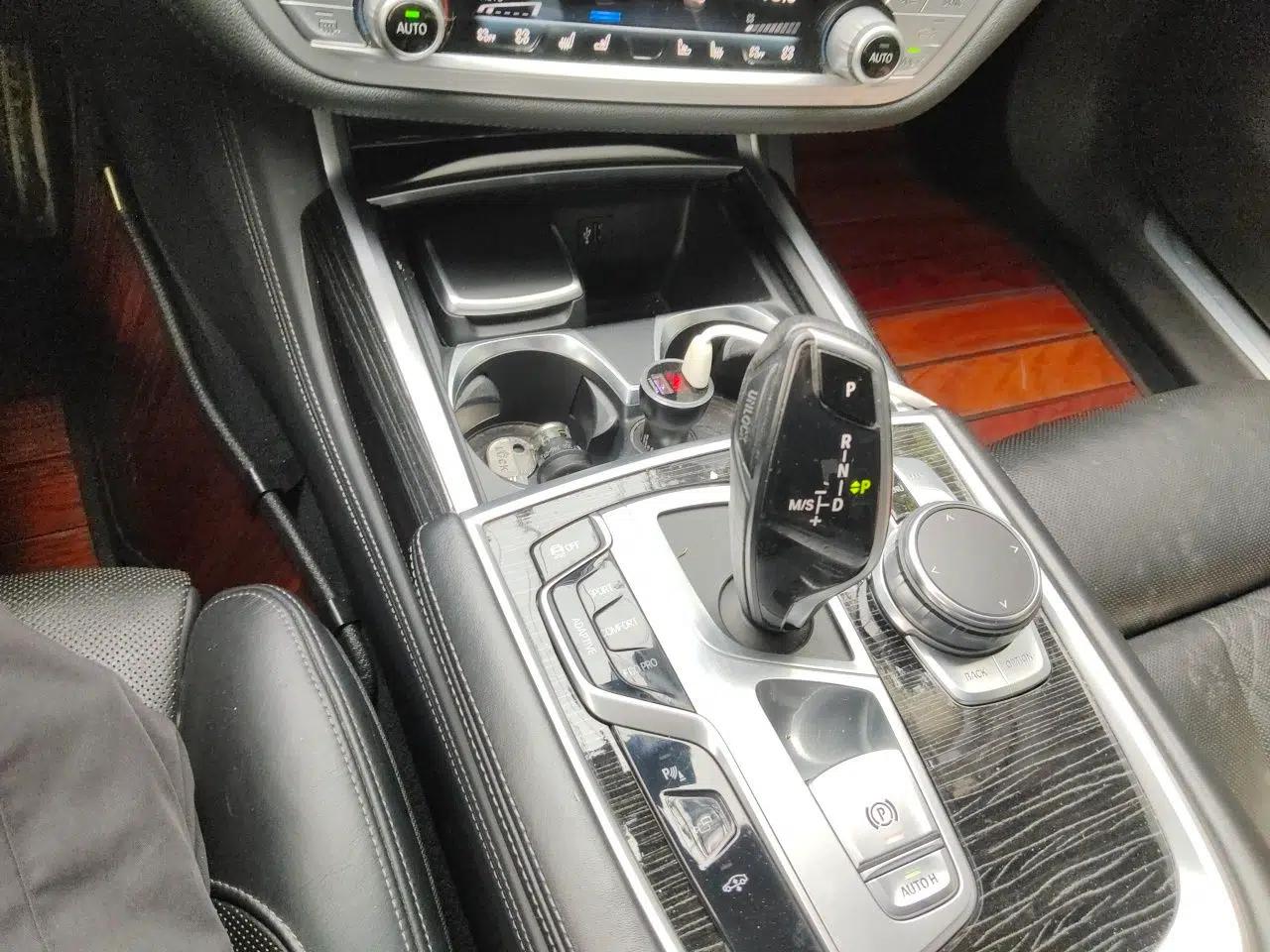 BMW 7 Series 2018 740Li M Sport Package Leading Model — миниатюра 14