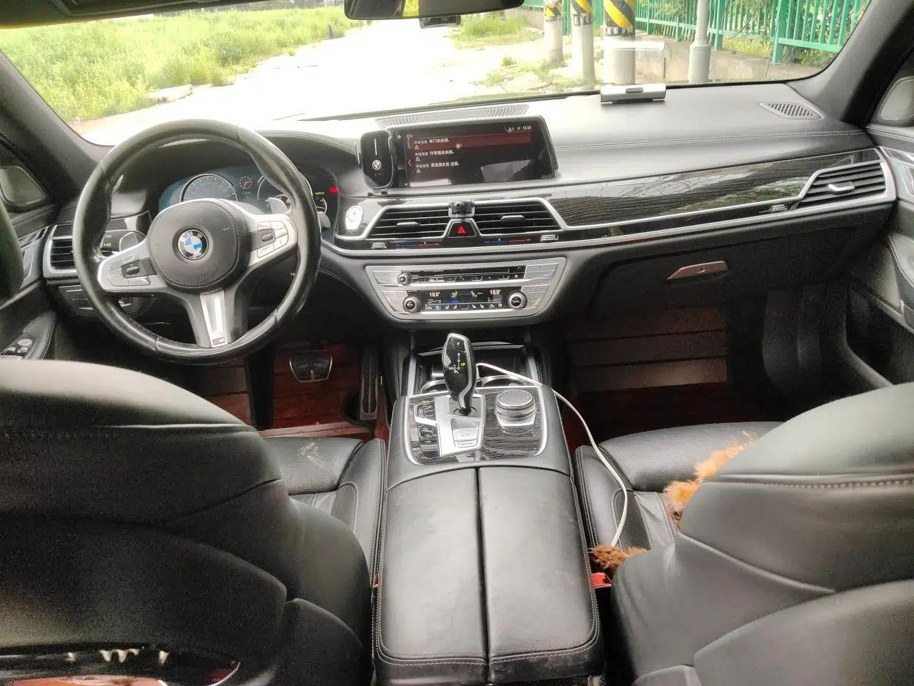 BMW 7 Series 2018 740Li M Sport Package Leading Model — миниатюра 9