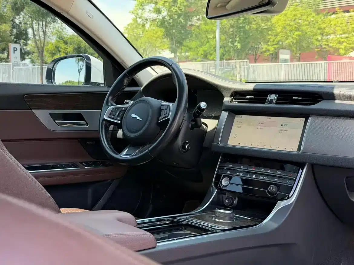 2019 Jaguar XFL 2.0T 250PS Two-Wheel Drive Luxury Edition — миниатюра 4