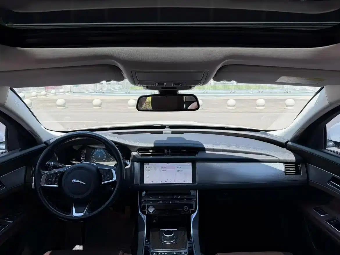 2019 Jaguar XFL 2.0T 250PS Two-Wheel Drive Luxury Edition — миниатюра 5