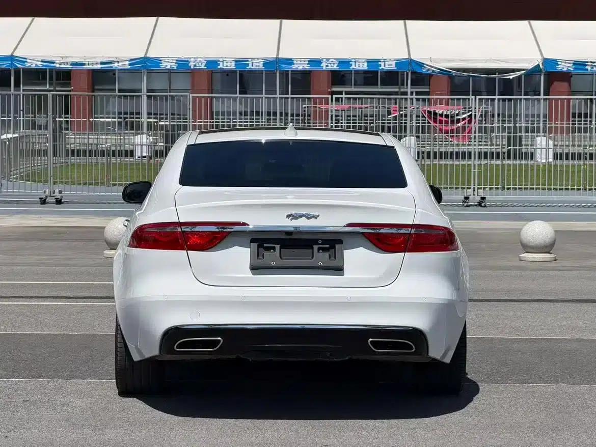 2019 Jaguar XFL 2.0T 250PS Two-Wheel Drive Luxury Edition — миниатюра 8