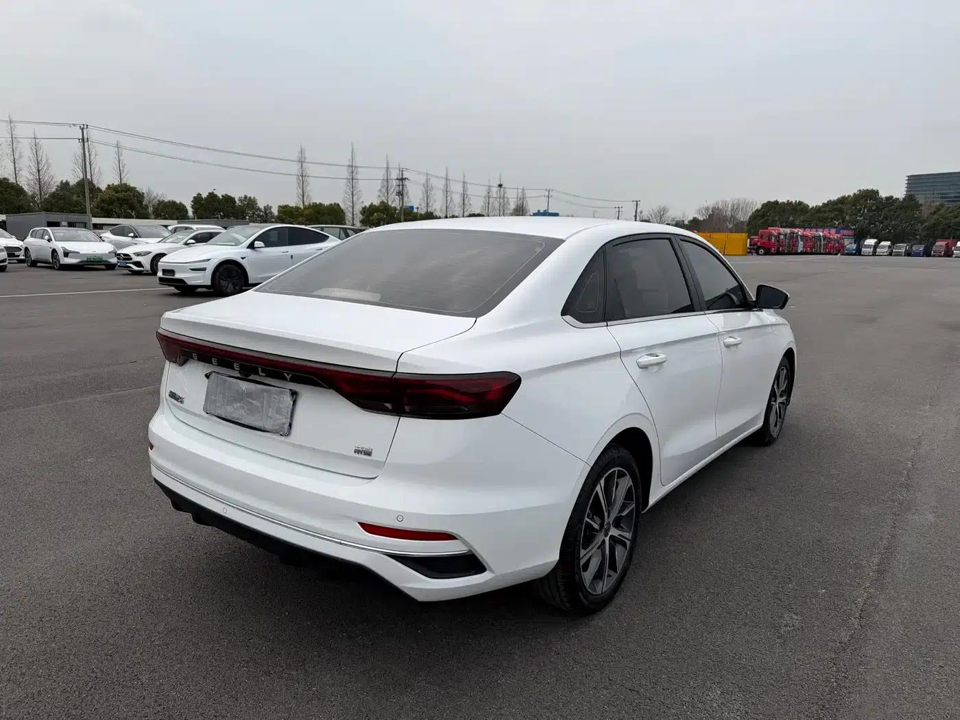 Geely Emgrand 2022 4th Generation 1.5L CVT Luxury Edition — миниатюра 3