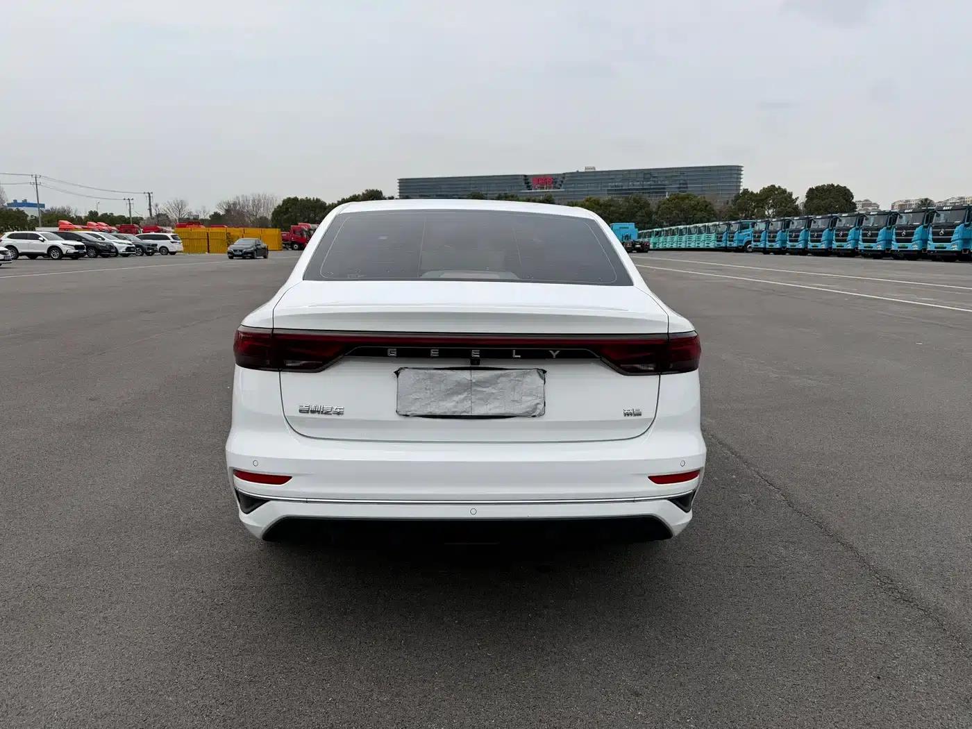 Geely Emgrand 2022 4th Generation 1.5L CVT Luxury Edition — миниатюра 5