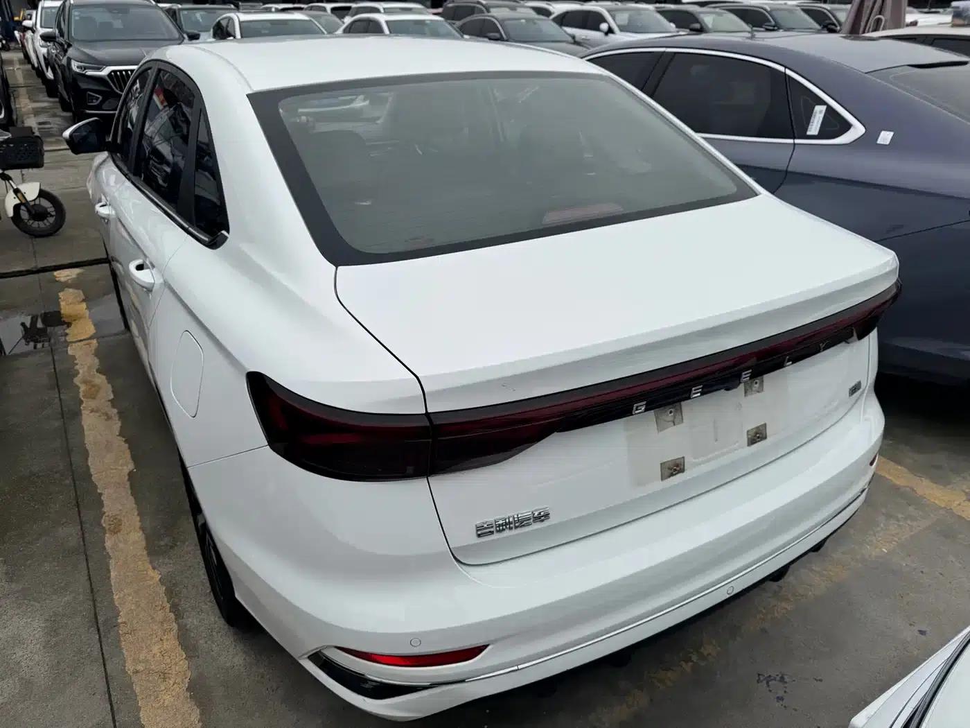 Geely Emgrand 2022 4th Generation 1.5L CVT Luxury Edition — миниатюра 4