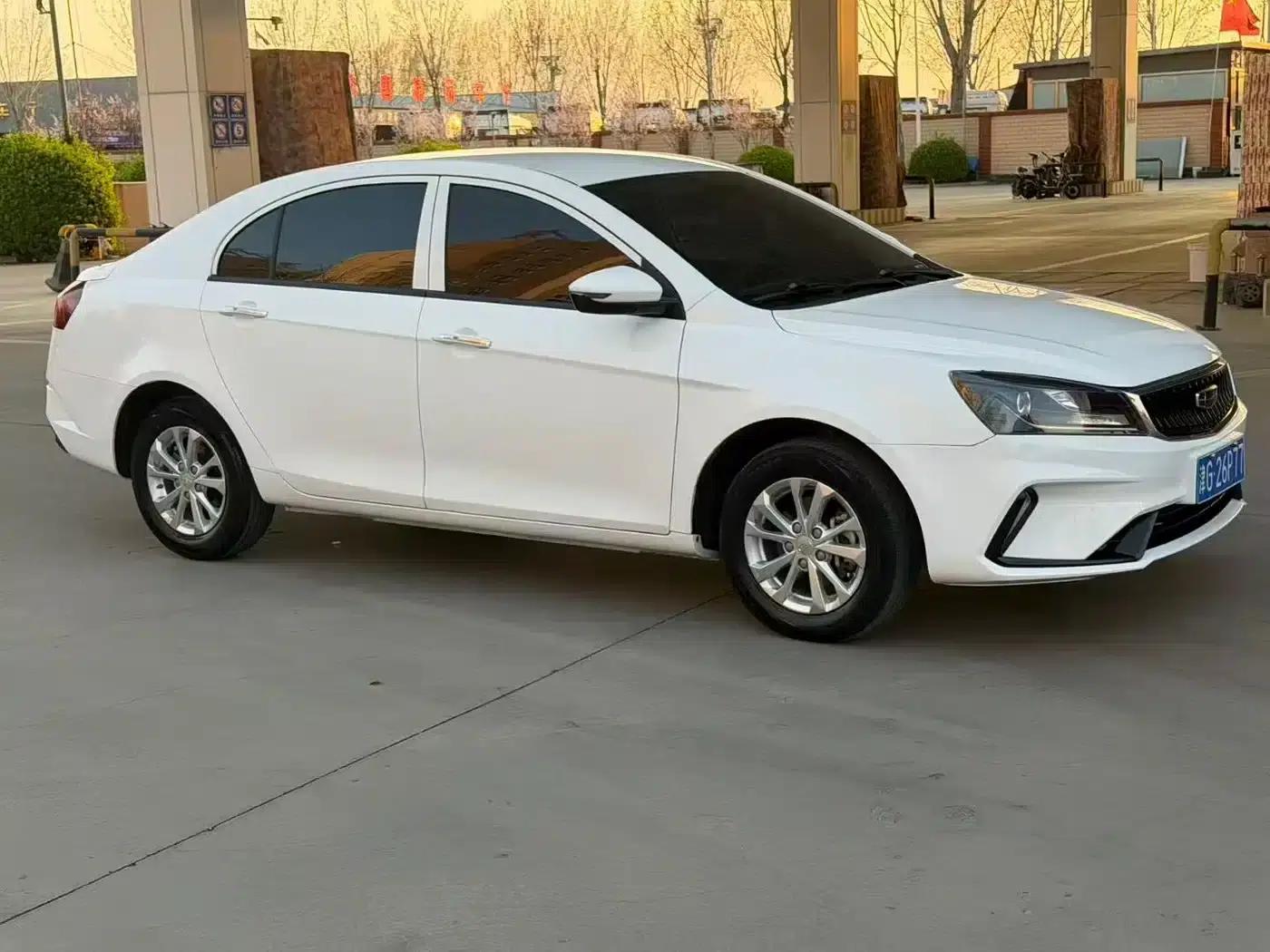 Geely Emgrand 2021 UP 1.5L CVT Luxury Edition — миниатюра 1