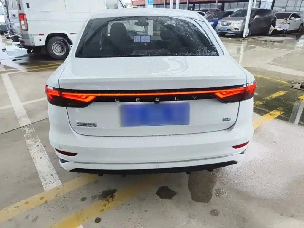 Geely Emgrand 2025 4th Generation 1.5L CVT Premium — миниатюра 6