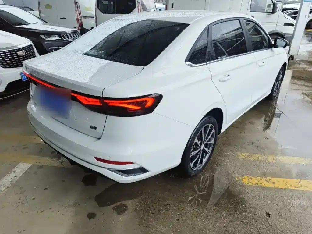 Geely Emgrand 2025 4th Generation 1.5L CVT Premium — миниатюра 7