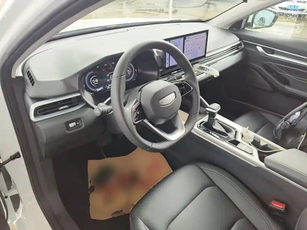 Geely Emgrand 2025 4th Generation 1.5L CVT Premium — миниатюра 10