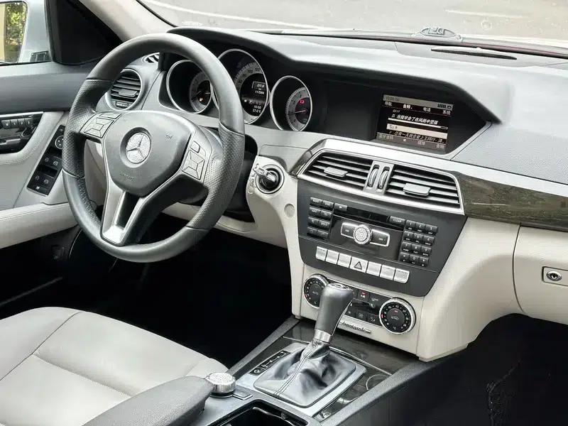 Mercedes-Benz C-Class 2011 C 260 CGI Fashion Model — миниатюра 15